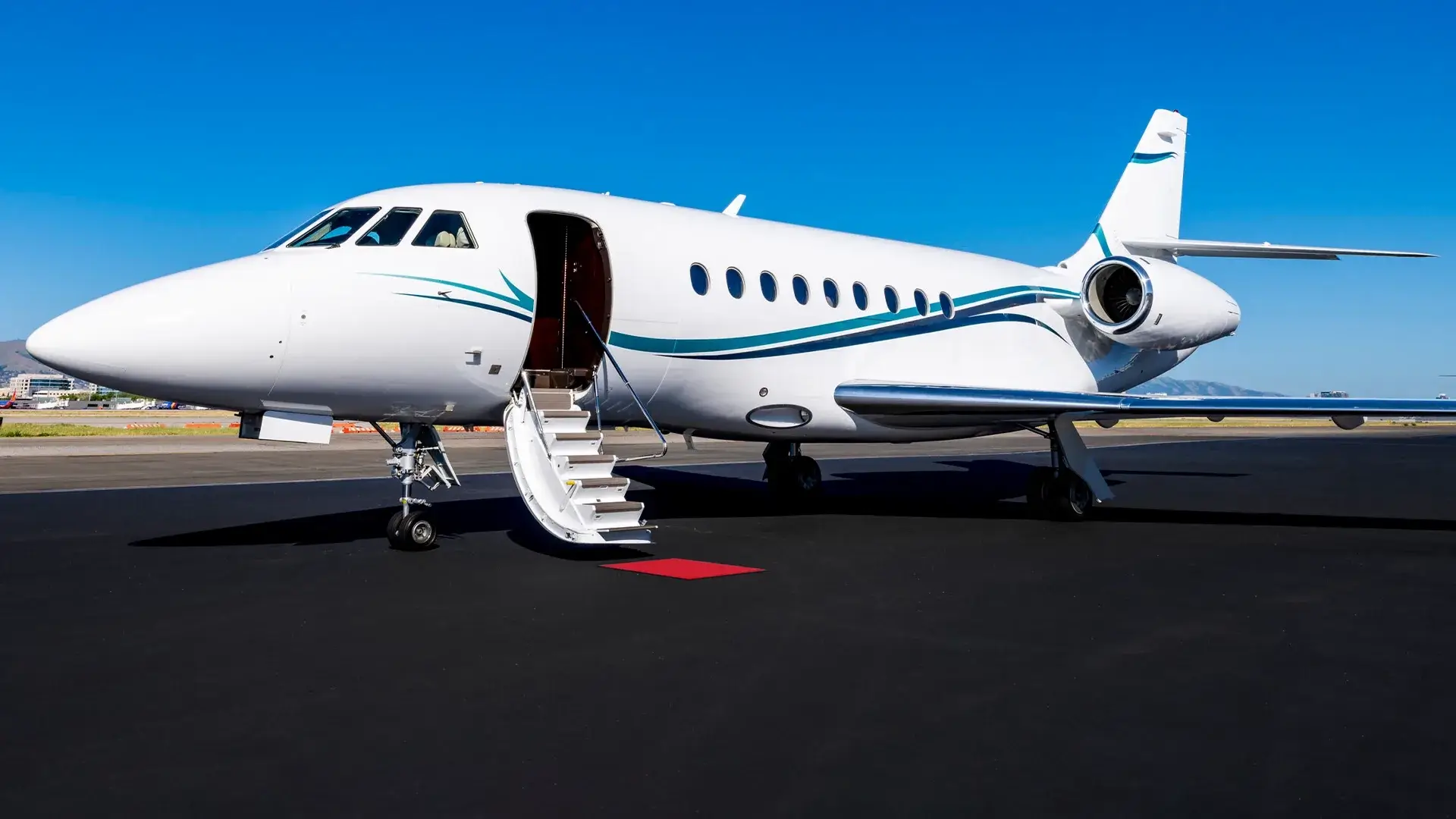 Dassault Falcon 2000 passenger lounge