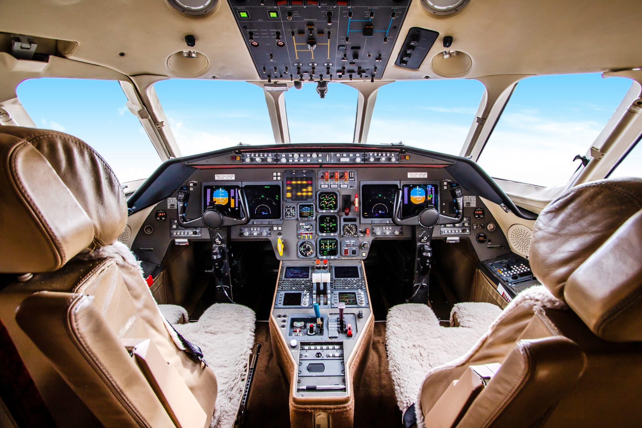Dassault Falcon 2000 flight deck