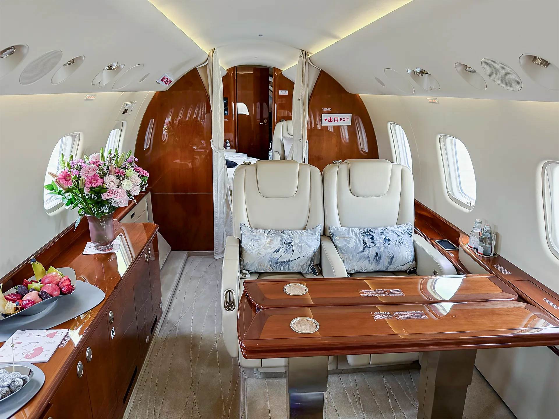 Embraer Legacy 650/650E interior