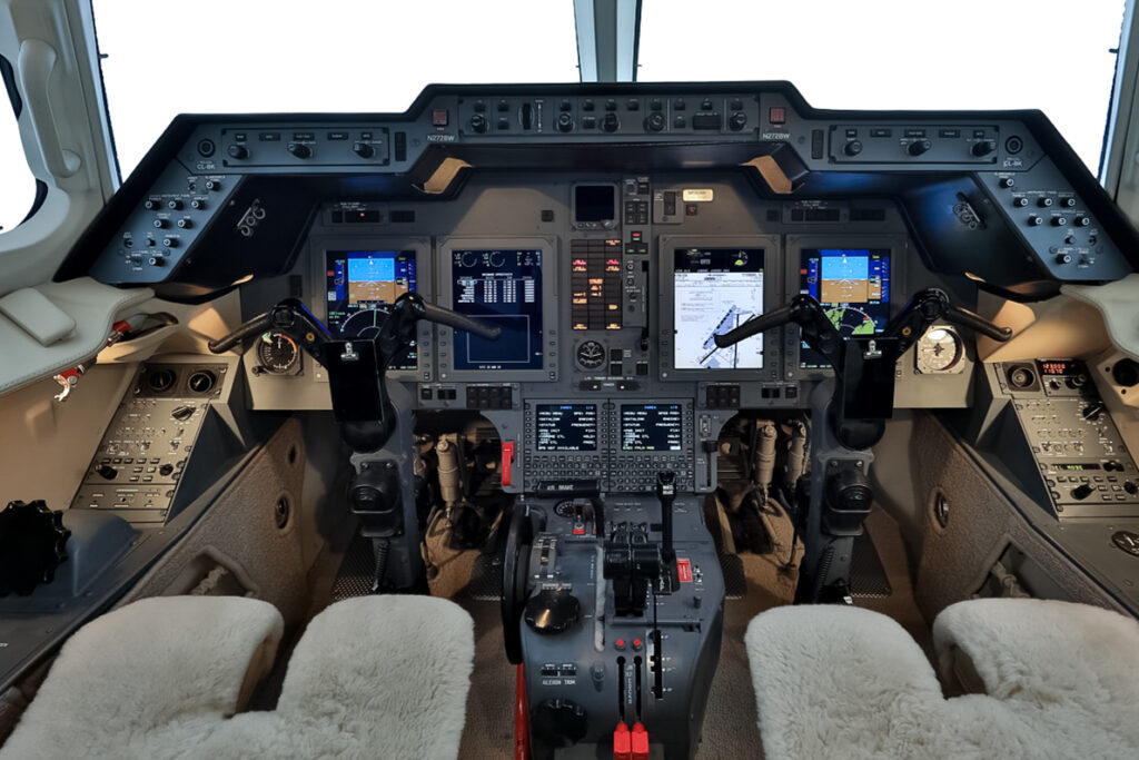 Hawker 750 - 900XP flight deck